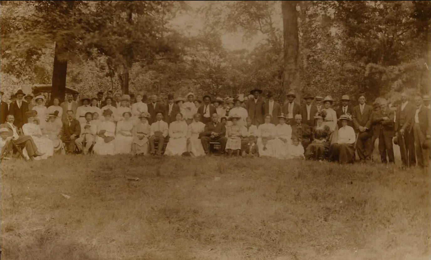 Roberts Winburn family reunion picture from 1908